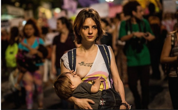 Mãe amamenta filho durante passeata contra Eduardo Cunha em São Paulo (Keiny Andrade/Folhapress)